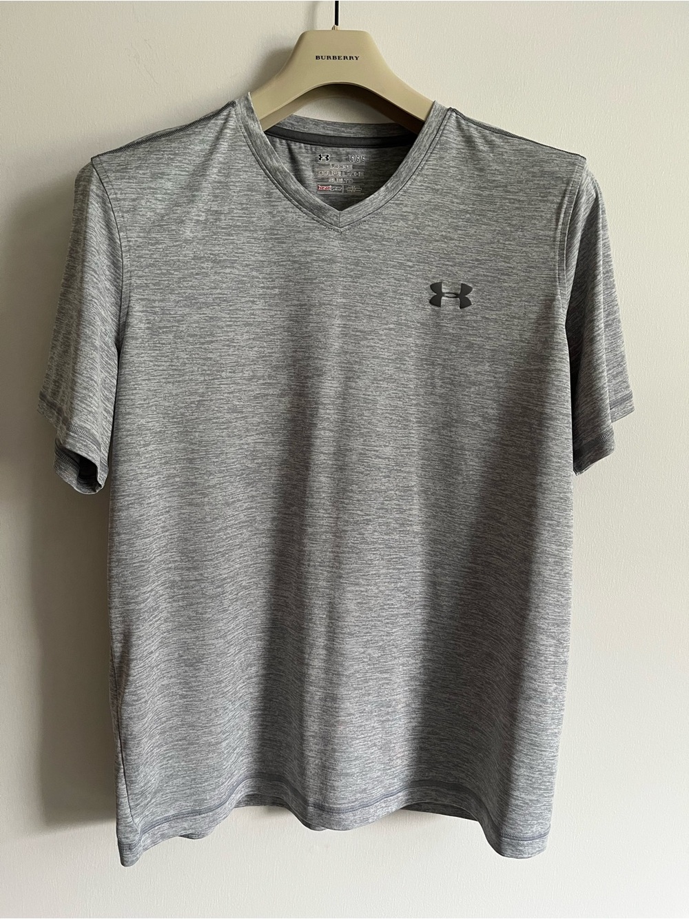 Men’s under armour loose fit workout shirt size L